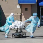 Paciente de coronavirus es llevado en camilla