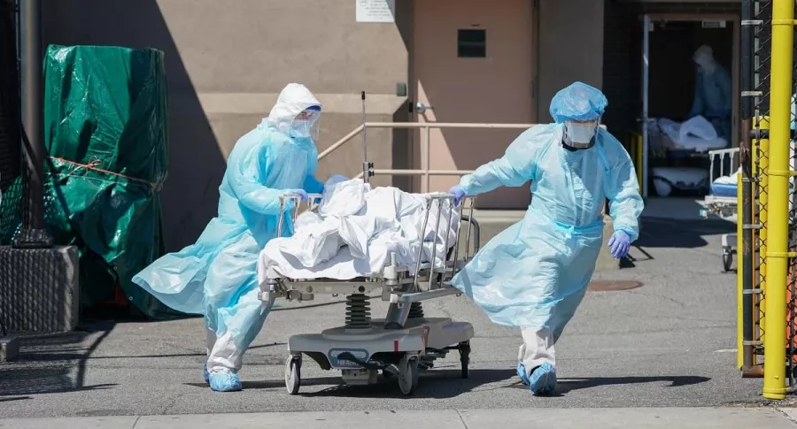 Paciente de coronavirus es llevado en camilla