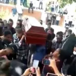 Personas bailando champeta en funeral