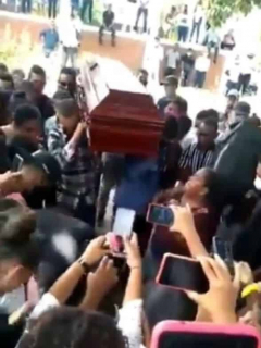 Personas bailando champeta en funeral