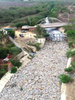 Barranquilleros no aprenden y aprovechan lluvias para taponar de basura varios arroyos.