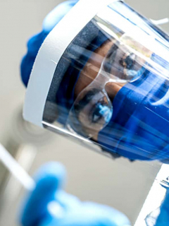 Vacunas contra coronavirus no estarán listas este año, dice médico.