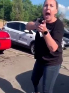 Mujer blanca amenaza a mujer negra