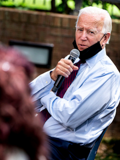 Biden ataca a Trump por mal manejo de la pandemia.