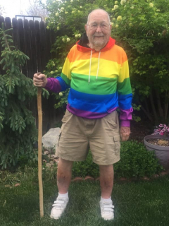 Anciano se declara gay.