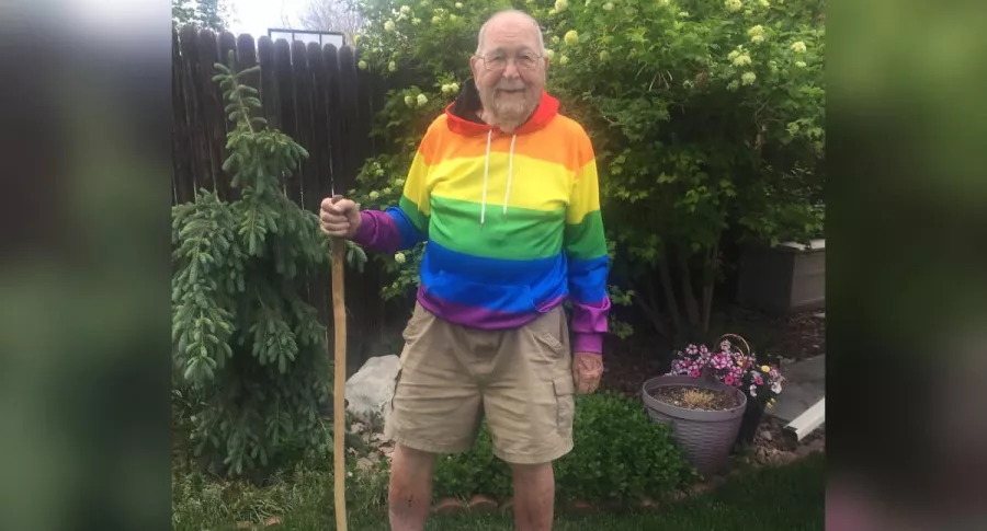 Anciano se declara gay.