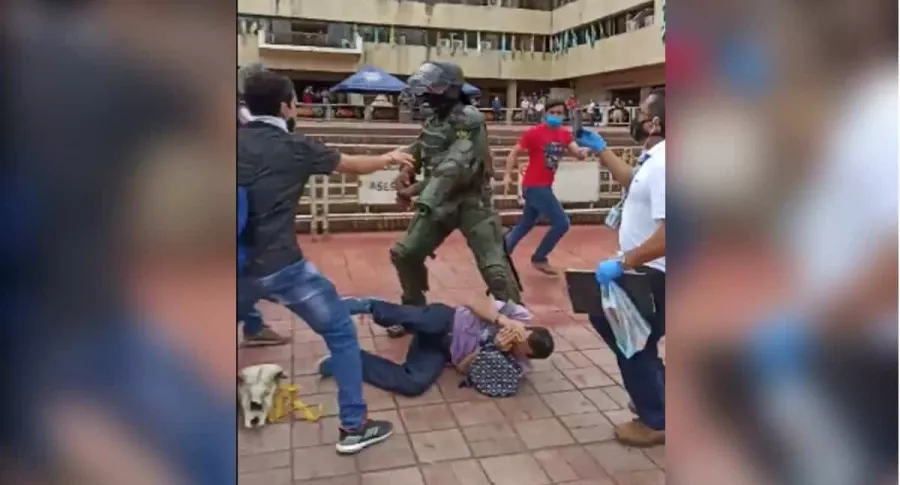 Policía golpea a estudiante.
