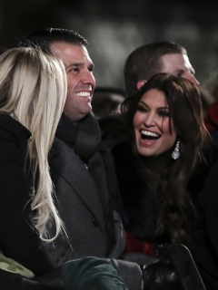 A la derecha, Kimberly Guilfoyle, novia de Donald Trump Jr.