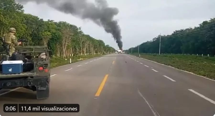 Avioneta incendiada en carretera de México