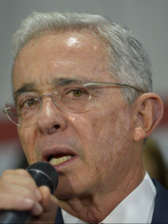 Álvaro Uribe agachó la cabeza, según panelista de Blu Radio