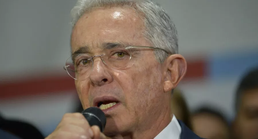 Álvaro Uribe agachó la cabeza, según panelista de Blu Radio