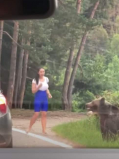 Mujer con oso.