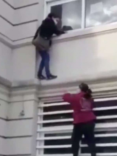 Mujer trepada en pared.