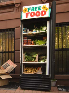 Nevera con comida gratis, en Nueva York.