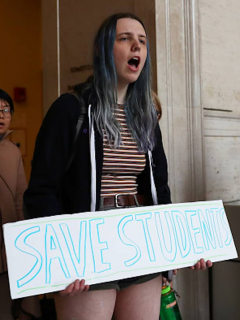 MIT y Harvard demandan al gobierno por enviar a sus países a estudiantes extranjeros.