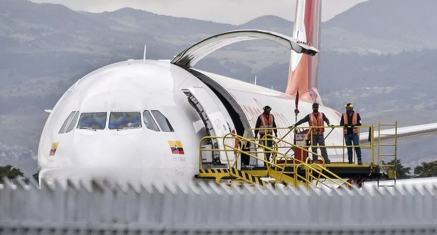 Avión en el aeropuerto El Dorado de Bogotá