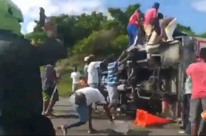Saqueo a un camión accidentado entre Barranquilla y Cartagena