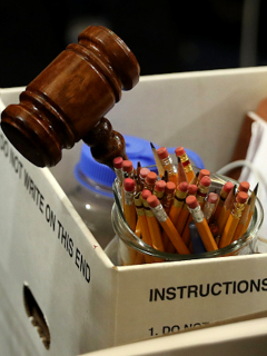 Demandan a Trump por quitarles visas a estudiantes.