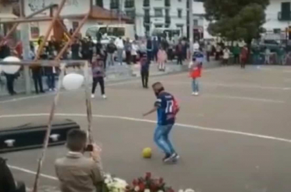 Ataúd-en-Tunja-jugando-fútbol