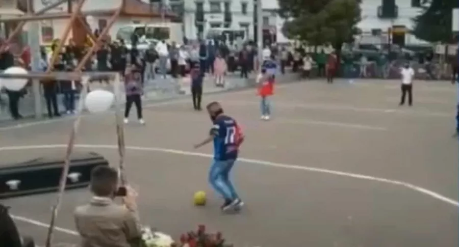 Ataúd-en-Tunja-jugando-fútbol