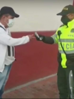 Policía-devuelve-casi-1-millón-a-hombre-que-lo-botó