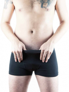 hombre viendo su pene
