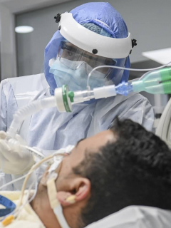 Médico da la pelea: completa casi dos meses con COVID-19 y sigue trabajando.