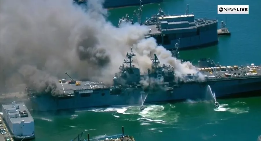 Buque de la Marina estadounidense en llamas en la base militar de San Diego, California.