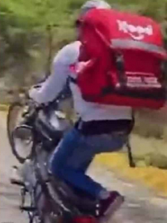 Domiciliario hace maniobra aariesgada en moto