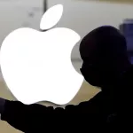 Silueta frente a logo de Apple