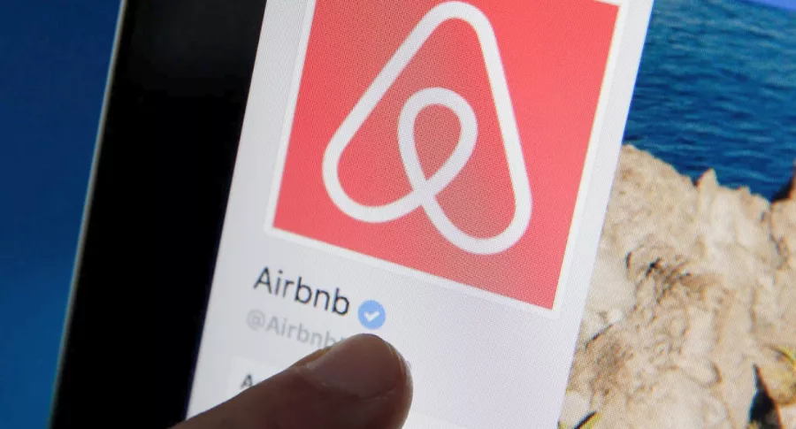 Airbnb prohíbe a algunos jóvenes alquilar casas porque las estaban usando para hacer fiestas.