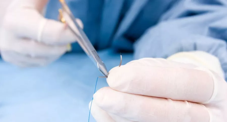 Veterinario suturó la oreja de un hombre que tenía miedo de contagiarse de coronavirus en un hospital.