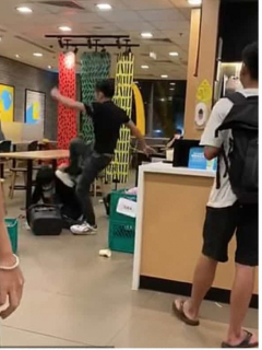 Cliente de McDonald's golpeó a cajero que le pidió usar tapabocas.