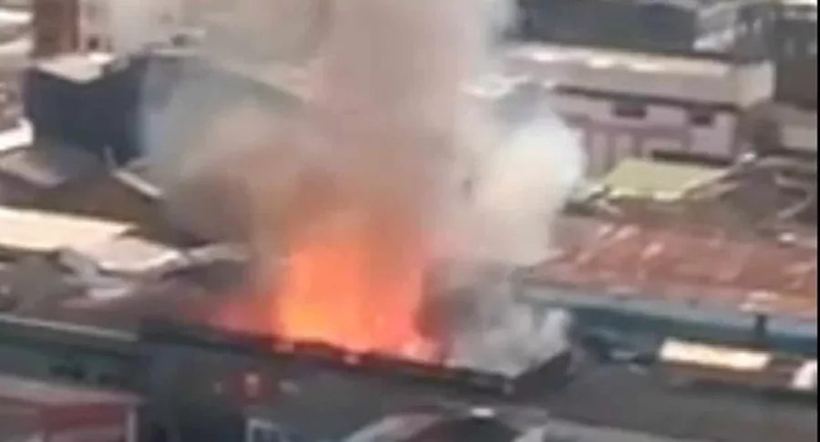 Voraz incendio amenaza con acabar varios edificios del centro de Pereira
