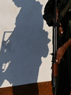 Hombre armado con fusil