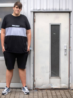 El joven alemán Jannik Könecke, de 19 años, mide 2,24 metros y es más alto que una puerta normal.