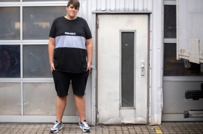 El joven alemán Jannik Könecke, de 19 años, mide 2,24 metros y es más alto que una puerta normal.