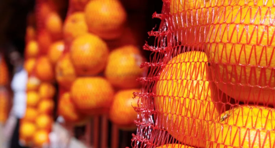 ¿Sabe por qué venden naranjas en bolsas de malla rojas?