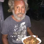 Indignante: Pidió comida y le dieron arroz con croquetas de perro