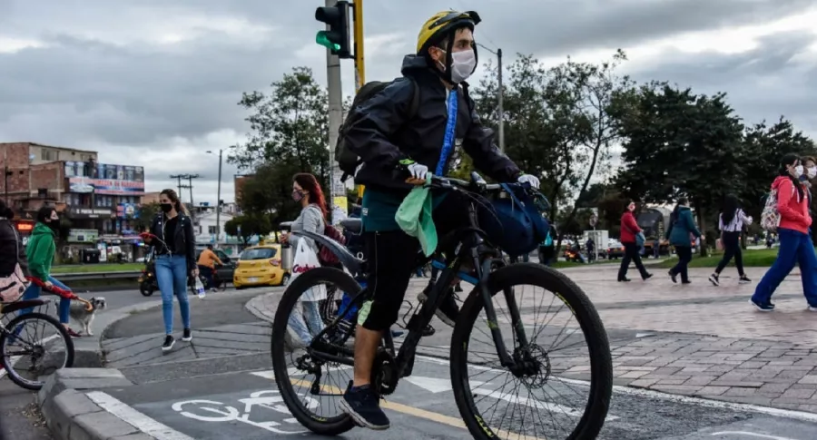 Ciclista durante la pandemia de COVID-19 en Bogotá