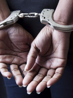 Capturan-a-mujer-por-pegarle-a-policía