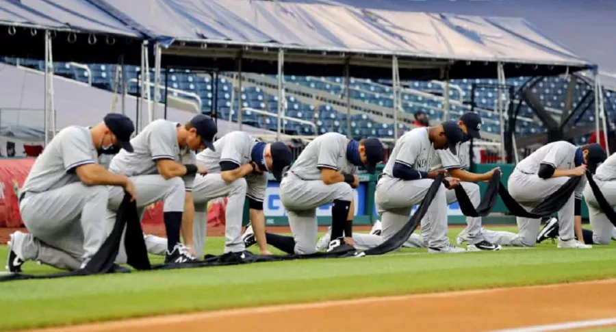Jugadores de los Yankees de Nueva York se arrodillan en apoyo al movimiento 'Black lives matter'