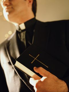 Relato de hombre que fue abusado cuando niño por un sacerdote, en Bogotá