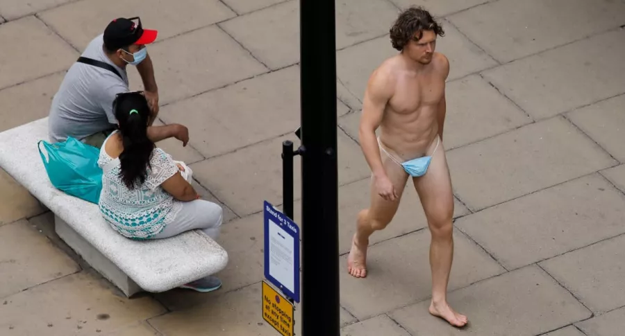 Hombre salió a caminar desnudo por Londres y cubrió sus genitales con un tapabocas.