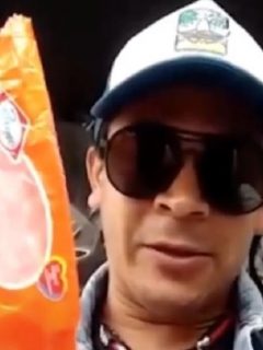 Multan a un ciudadano por comer dentro de su carro sin tapabocas