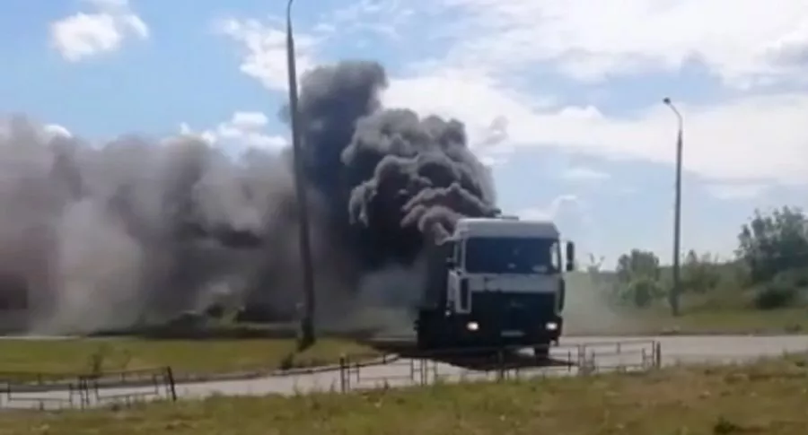 Video: camión sigue camino con cargamento explotando y en llamas
