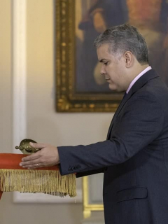 Iván Duque, con la espada de Simón Bolívar
