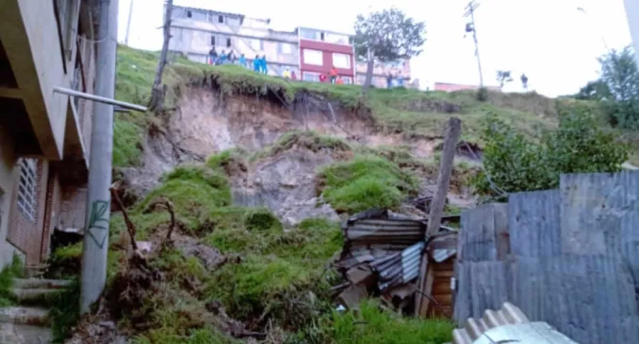 Derrumbe en la localidad de Usaquén de Bogotá deja 3 viviendas afectadas.