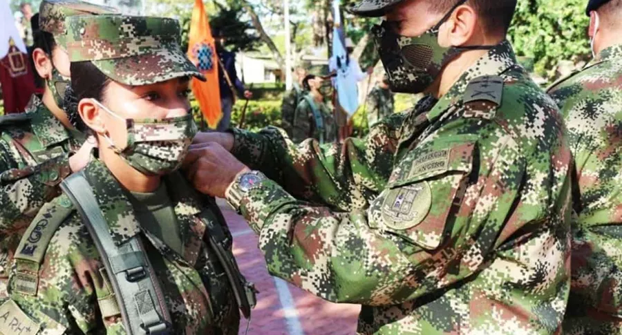 Mujer del Ejército de Colombia