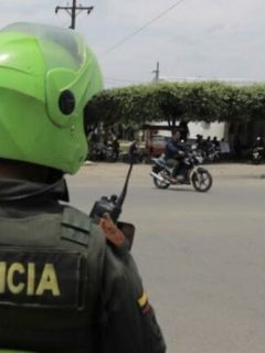 Periodista denuncia atropellos de dos policías